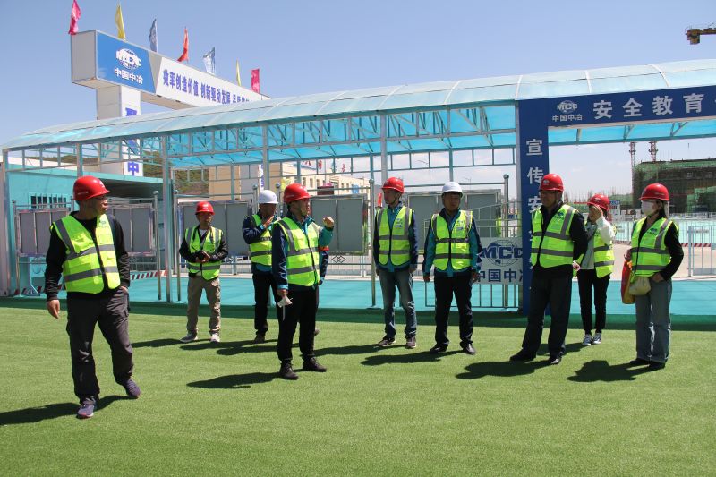 6.項目經理帶領媒體記者參觀施工現場