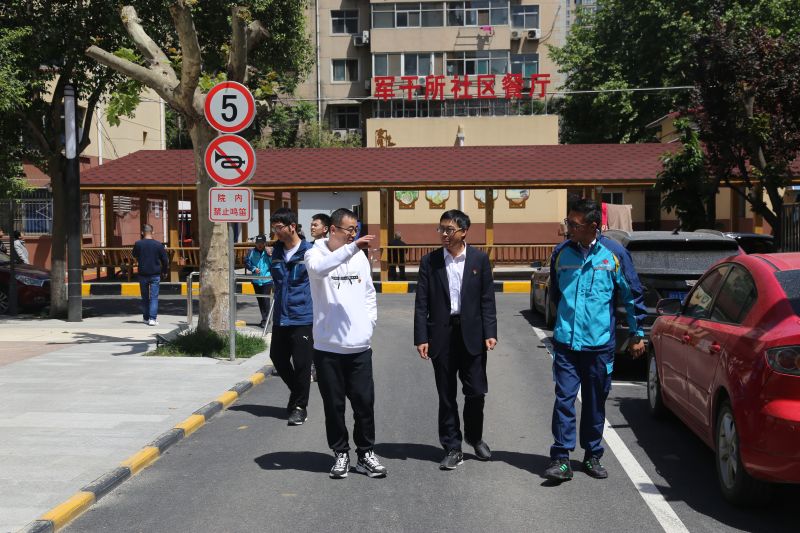 4.開新局——社區負責人、監理和小區居民代表現場參觀改造后的老舊小區